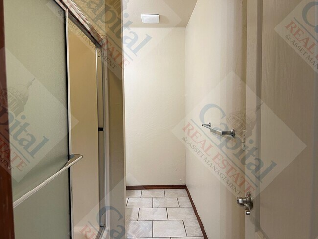 Building Photo - Spacious Duplex in Harrah