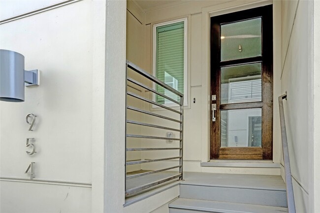 Building Photo - 954 W 18th St