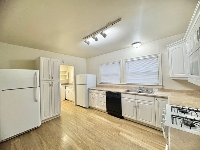 Building Photo - **Reserve for SUMMER 2026** Large house close to CSUC