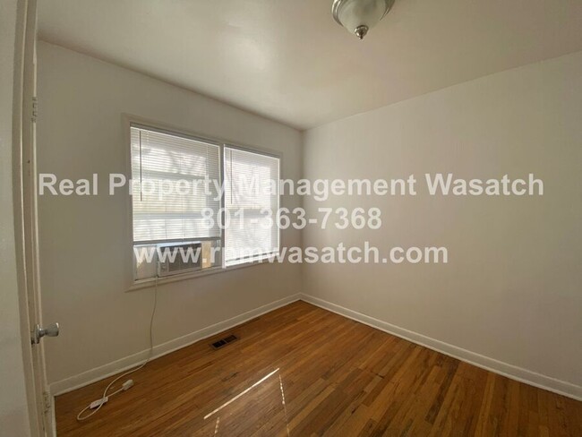 Building Photo - Check out this 3 Bedroom 1 Bath Fourplex i...