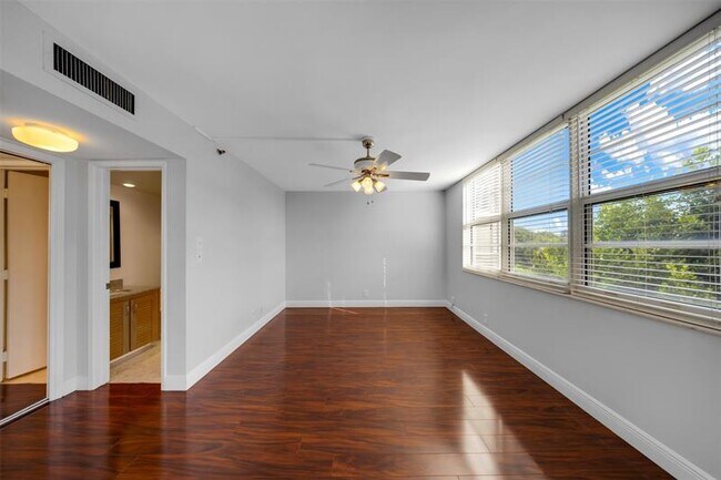 Building Photo - 3520 Oaks Way