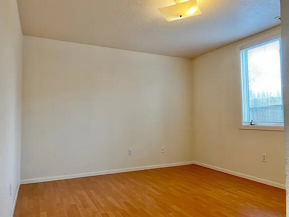 Building Photo - 900 W 19th Ave