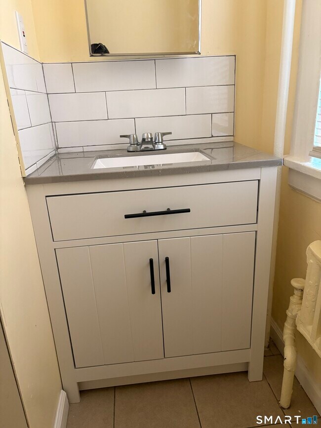 Building Photo - 252 Maplewood Ave