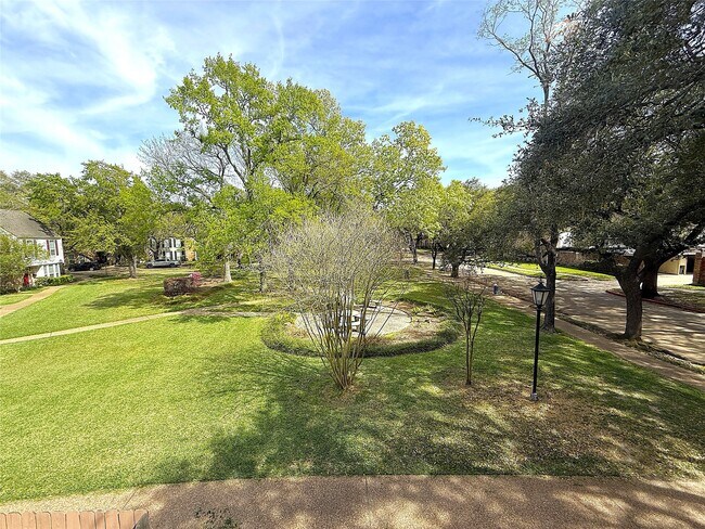 Building Photo - 13240 Trail Hollow Dr