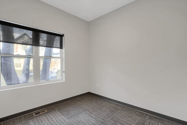 Building Photo - Spacious Brand New 8 Bed + 4 Bath near U of M!