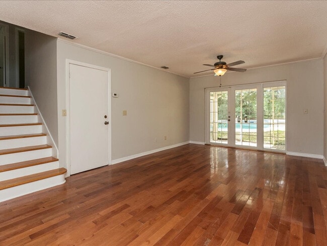 Building Photo - Single Family Pool Home Excellent Location