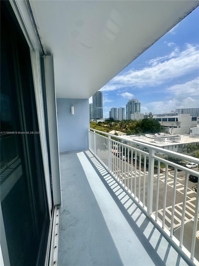 Building Photo - 1045 10th St