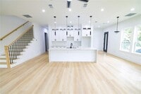 Building Photo - 306 E 7th St