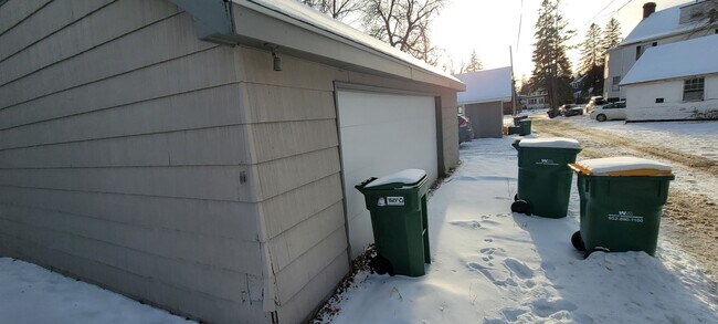 Building Photo - AVAILABLE NOW - 4 Bedroom with garage