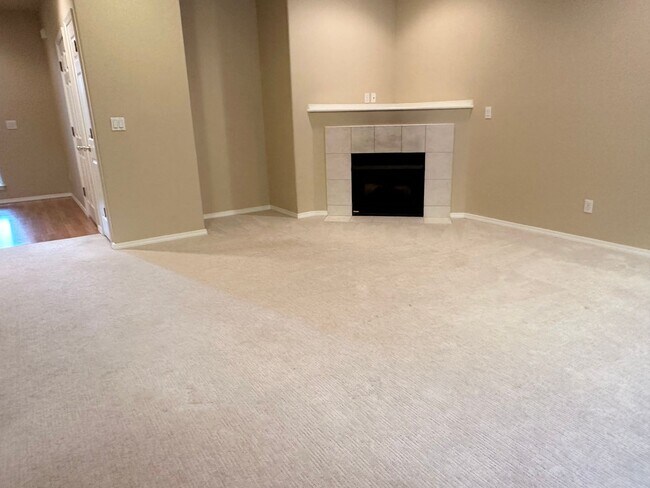 Building Photo - Beautiful 3 Bedroom Townhouse in West Linn!