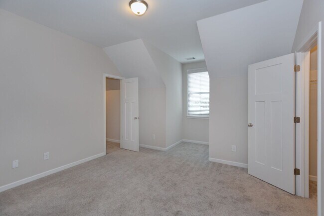 Building Photo - 2033 Cherokee Dr