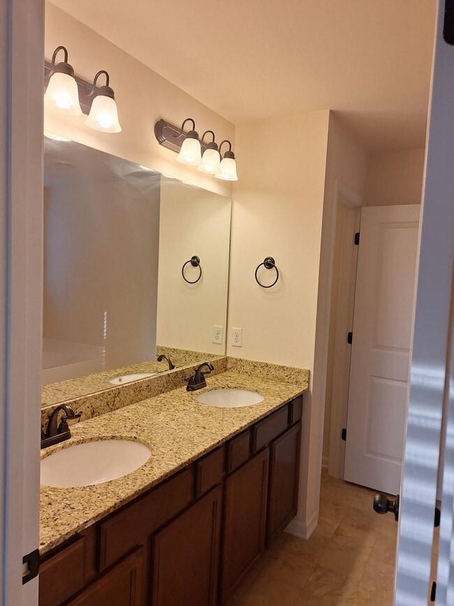 Building Photo - Wonderful Three Bedroom Home in Northeast ...