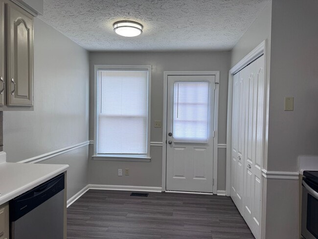 Building Photo - Super convenient location! Quick access to I-24 Exit 11!
