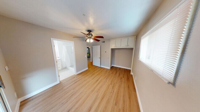 Building Photo - 8BD/3BA, Lots of Parking! (Lease out, pend...