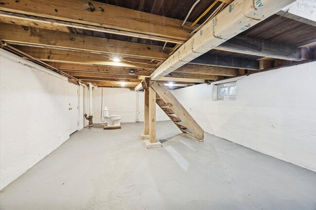 Building Photo - 6 Laurel Ave