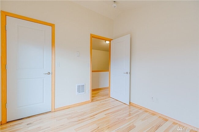 Building Photo - Charming 3-Story townhome located near Hig...