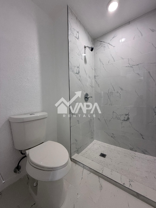 Building Photo - 8007 Lake Forest Dr