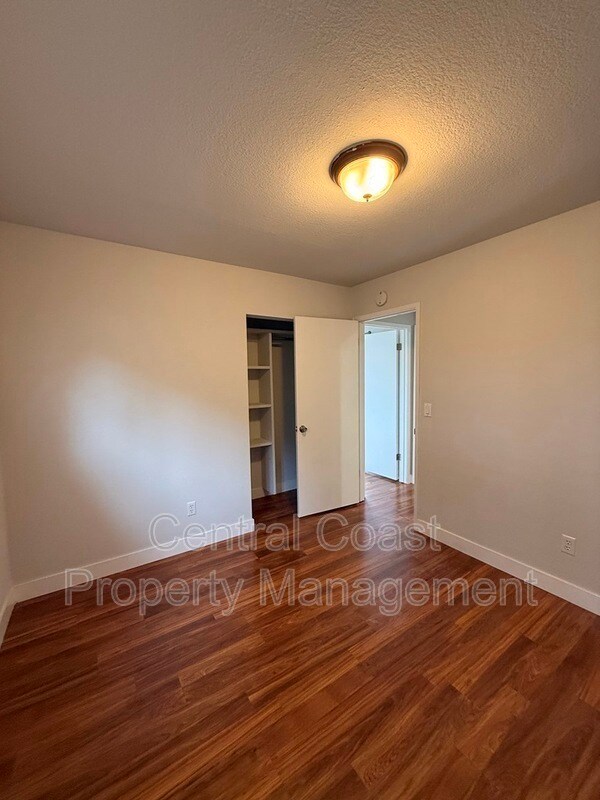 Building Photo - 9465 Valley Oak Way