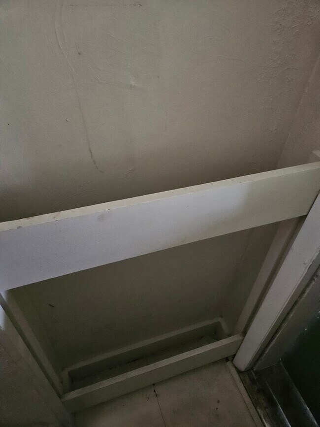 Building Photo - Top Floor Renovated 1 Bed/1 Bath Apartment in Victorian 4-Plex