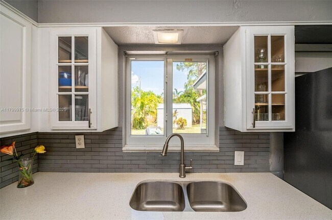 Building Photo - 1620 SW 33rd Ave