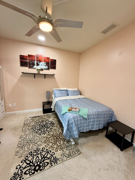 Building Photo - Room in House on Arbor Vista Dr