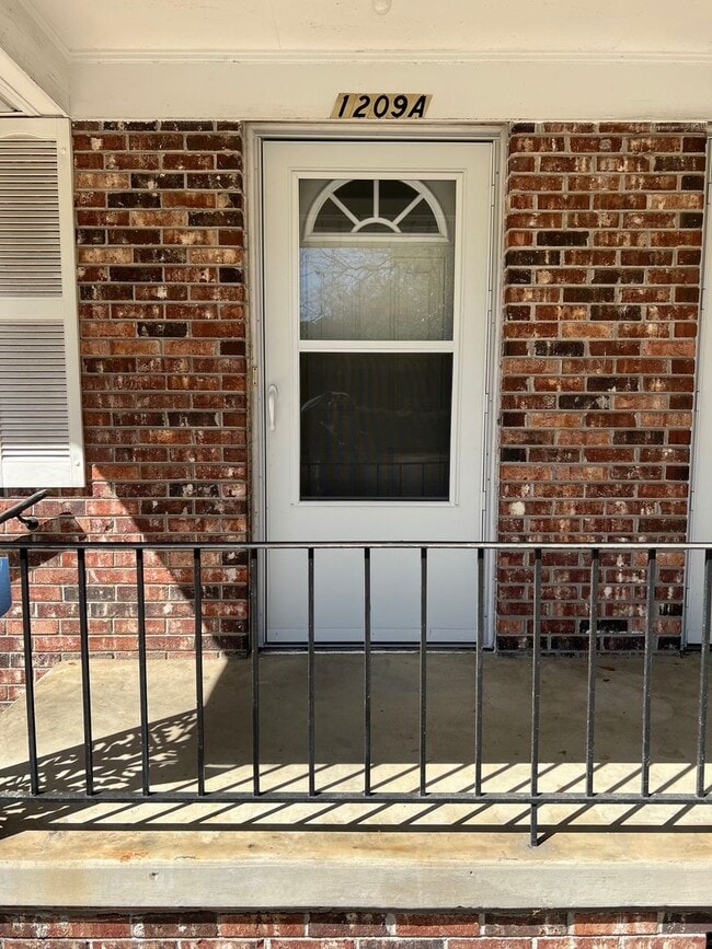 Building Photo - 1209 Hancock St