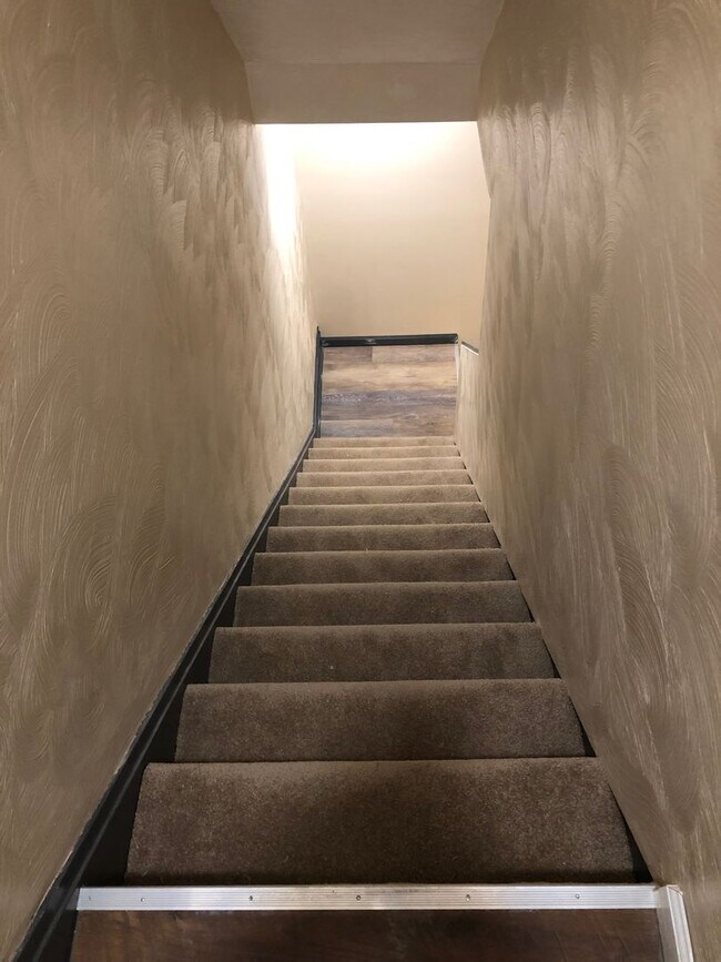 Building Photo - Brentwood 3 bedroom Duplex