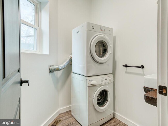 Building Photo - 2316 E Cambria St