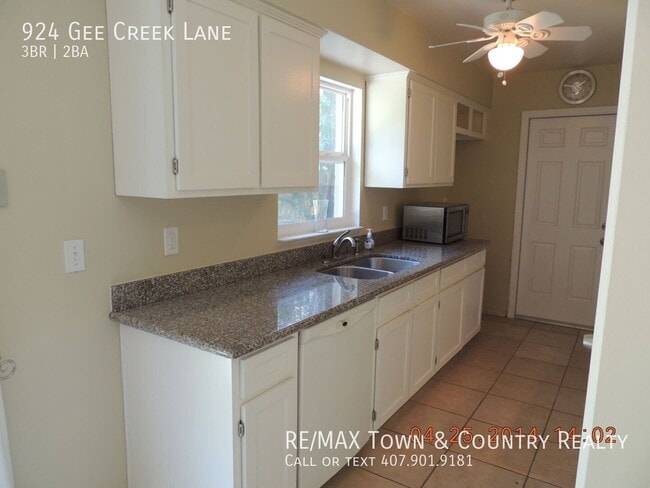 Building Photo - 924 Gee Creek Ln