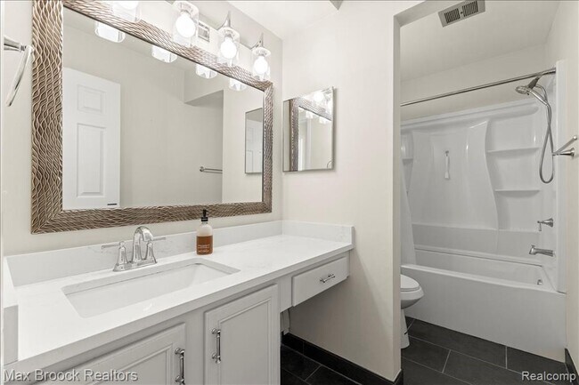 Building Photo - 2425 Torquay Ave