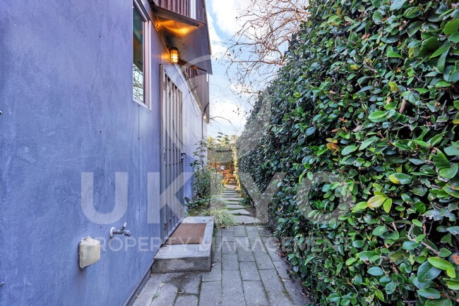Building Photo - 6100 Adeline St