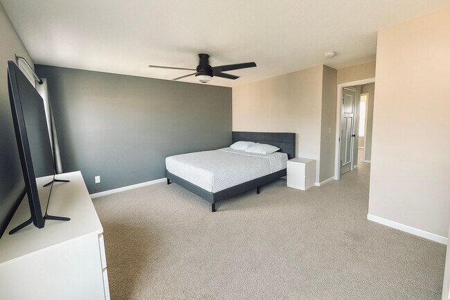 Building Photo - Updated 4bed/3bath Townhome in Prime Maple...