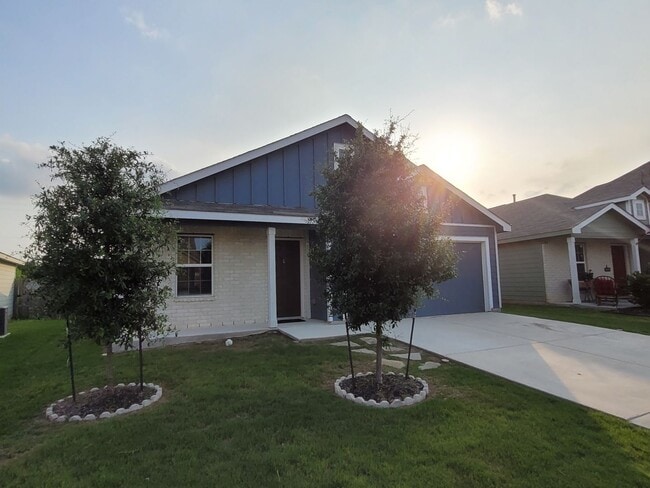 Building Photo - Gorgeous 3-bedroom, 2 Bathroom, Minutes fr...