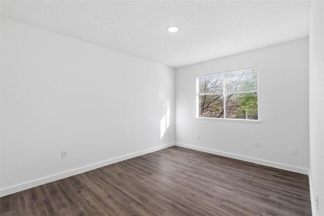 Building Photo - 1605 Future Dr