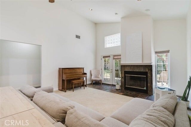 Building Photo - 2234 E Hillcrest Dr