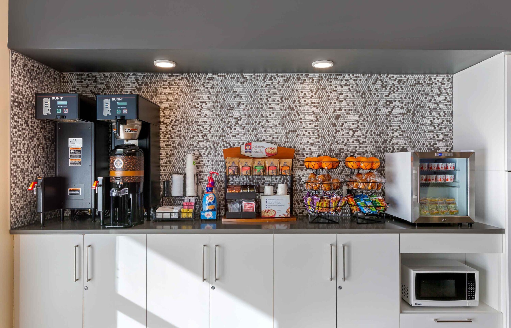 Building Photo - Furnished Studio-Chandler