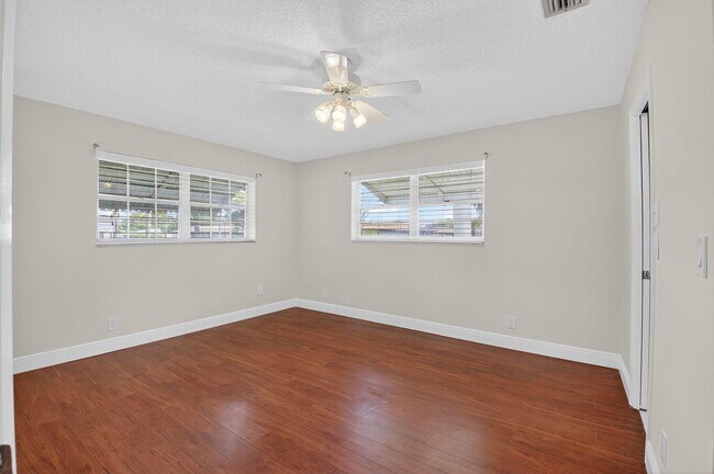 Building Photo - 801 Meadowlark Ln