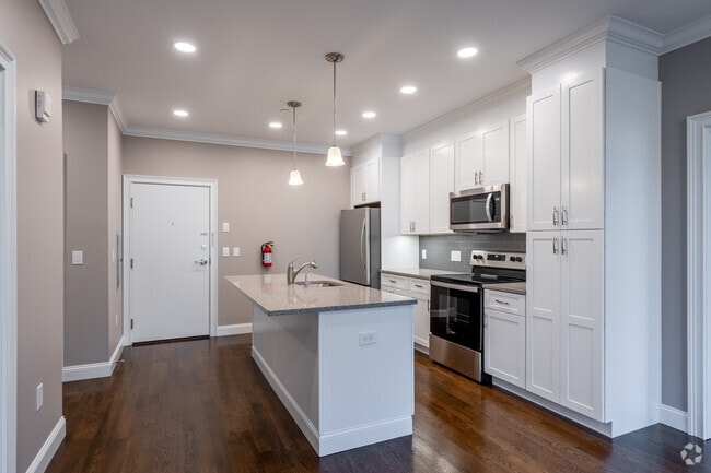 Interior Photo - North Washington Square @ Hickory: In-Unit Washer & Dryer, Cold Water, Fitness Center, Sauna, Bar...