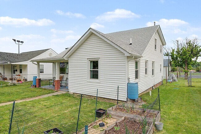 Building Photo - Spacious 5-Bedroom Home Near Radford University