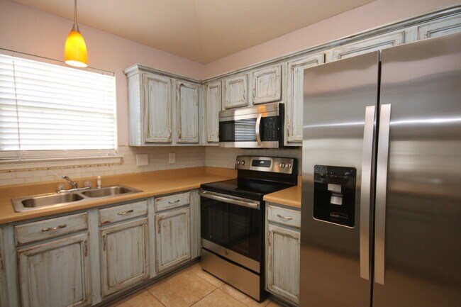 Building Photo - West Pensacola Patio Home Featuring Open Living Design, Stainless Appliances, Private Fenced Yard...