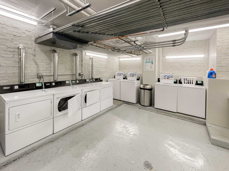 Building Photo - 613 W Melrose St