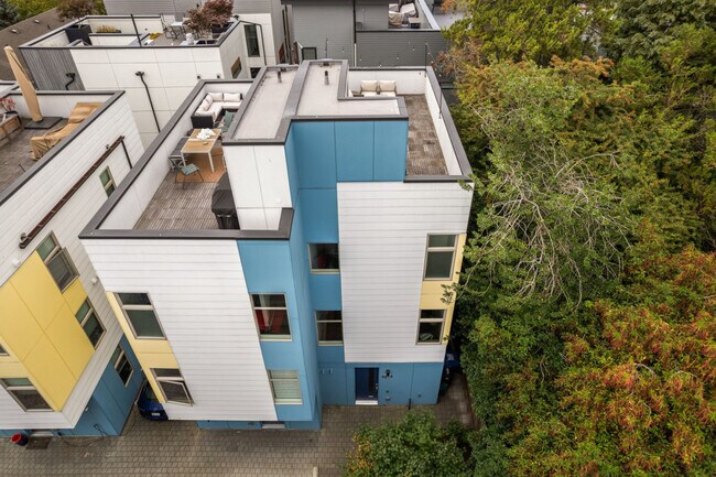 Building Photo - 913 10th Ave E