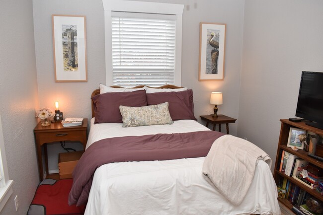 Building Photo - Coming soon - Charming North End Craftsman Near Proctor District!