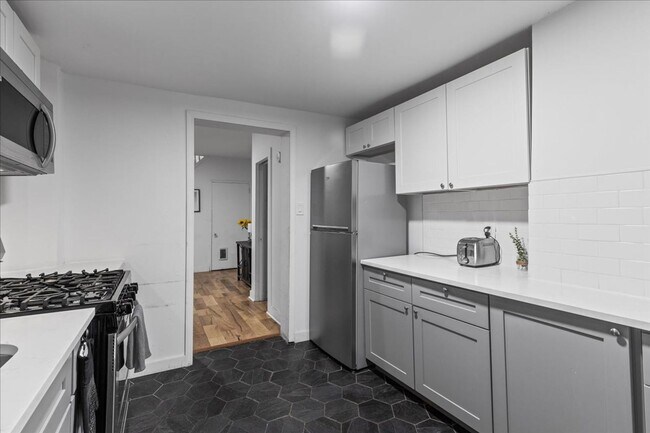 Building Photo - Renovated 3-bed, 2.5-bath house in Heart o...