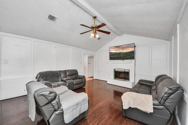 Building Photo - 1415 Parry-Sound