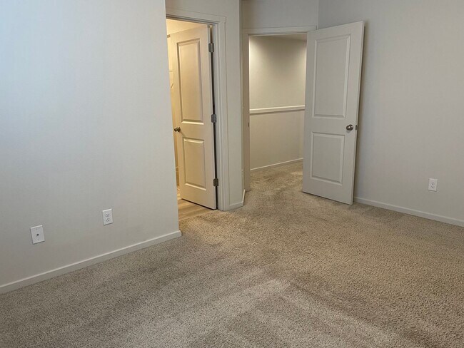 Building Photo - 3 Bedroom Townhome w/FULLY FENCED YARD & G...