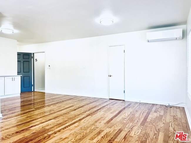 Building Photo - 2401 Beachwood Dr