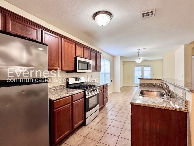 Building Photo - 4 Bed/2 Bath Home with Fenced Yard & Garage / Pet-Friendly / Available Now!