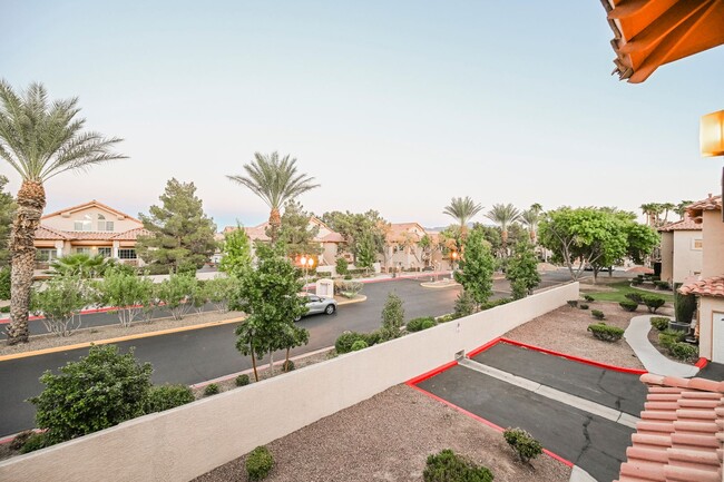 Building Photo - Gated Community townhome, with private garage