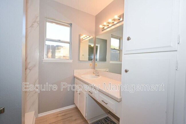 Building Photo - 2120 Rocklyn St